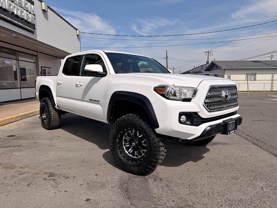 2017 Toyota Tacoma Double Cab TRD Off-Road Pickup 4D 5 Ft